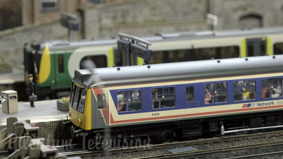 Model de cale ferată din Marea Britanie cu trenuri model de Hornby și Bachmann